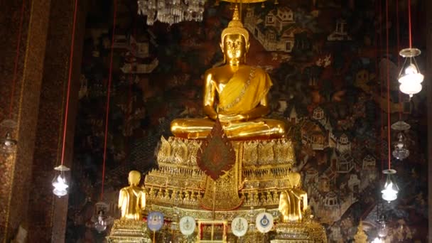 Χρυσό Άγαλμα Buddha Στο Ναό Bangkok — Αρχείο Βίντεο