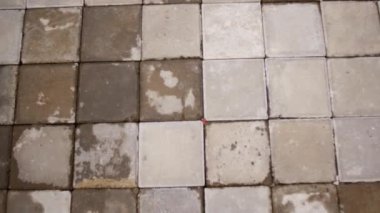 Kaldırımda asfalt, fayanslar.