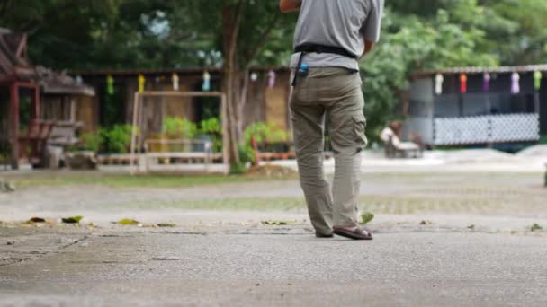 Hausmeister Fegt Die Straße Thailand — Stockvideo