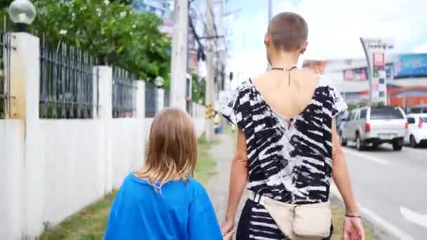 Anya Lánya Sétálnak Városban Hátulról Néznek — Stock videók
