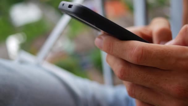 Homem Digitando Texto Telefone Vista Lateral — Vídeo de Stock