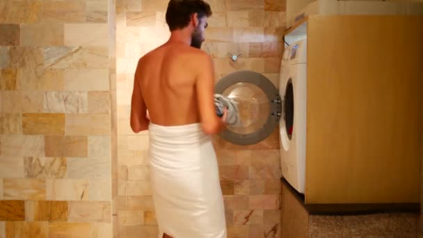 Adamın Biri Çamaşır Makinesine Bir Şeyler Atıp Çalıştırıyor — Stok video