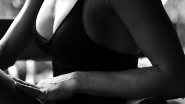 Ein Junges Mädchen Sitzt Einem Tropischen Bungalow Brustkorb — Stockvideo