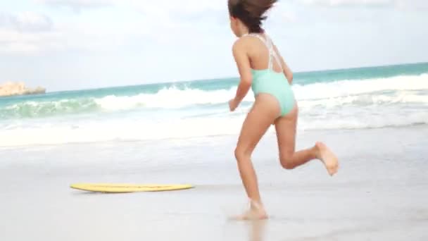 热带地区一个孩子骑滑板在岛上的海岸上 — 图库视频影像