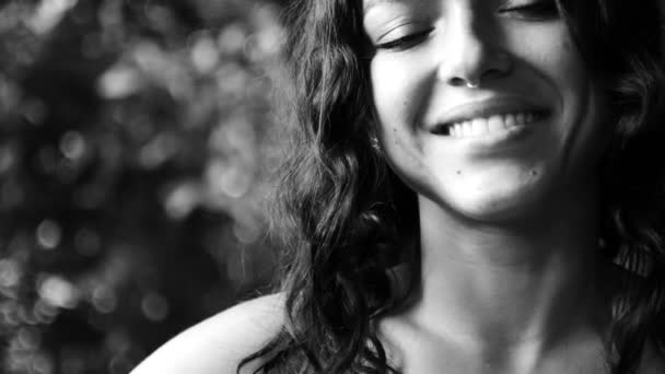Joven Morena Riendo Sonriendo Blanco Negro — Vídeos de Stock
