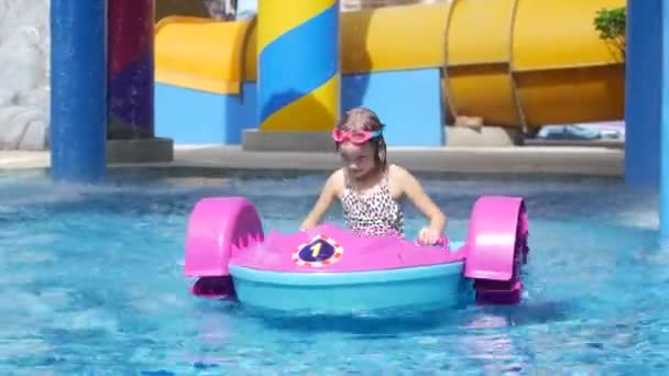 Lány Egy Katamarán Csónakban Úszik Hétvégén Vízi Parkban — Stock videók