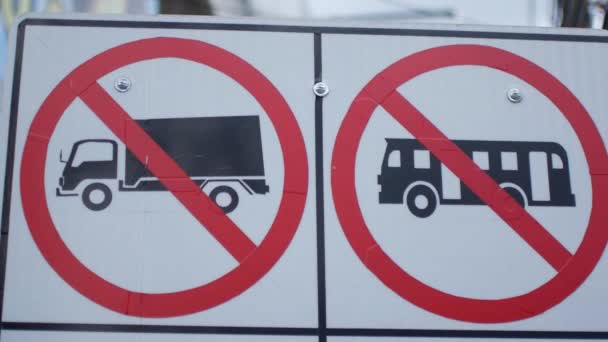 トラックバスの禁止道路標識 — ストック動画