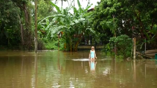 Наводнение Одном Островов Таиланда Ребенок Идет Дороге Пояс Воде — стоковое видео