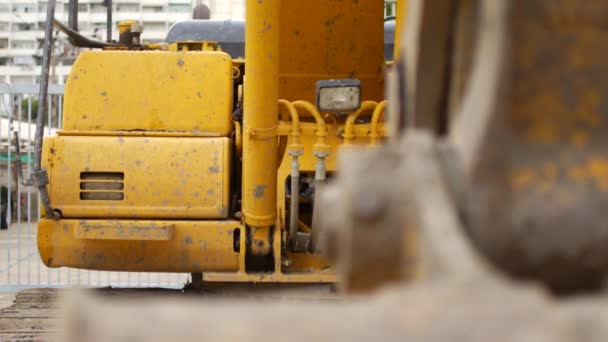 Escavadeira Amarela Estacionamento Durante Uma Pausa Entre Turnos — Vídeo de Stock