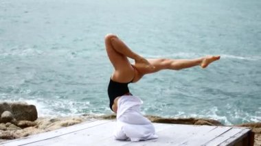 Kumsalda esmer bir kadın geriniyor..