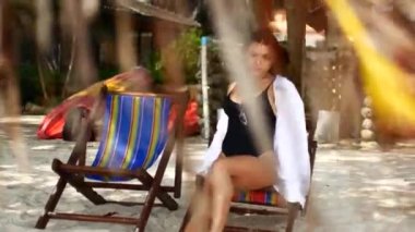 Genç esmer bir dinlenme odasında dinleniyor. Tropik plaj.