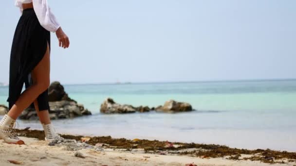 Μια Νεαρή Ξανθιά Περπατάει Κατά Μήκος Της Θάλασσας Τροπική Παραλία — Αρχείο Βίντεο