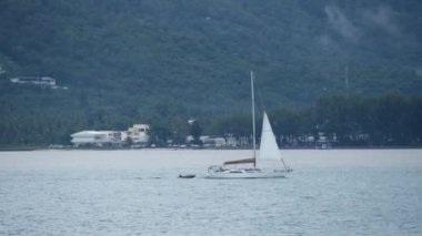Tekne denizin dalgalarında yüzüyor..