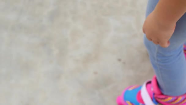 Chica Patinando Sobre Asfalto Parque — Vídeos de Stock
