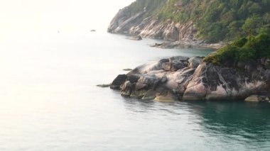 Deniz ve adanın bir kısmı Koh Phangan.