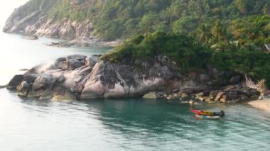 Deniz ve adanın bir kısmı Koh Phangan.