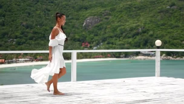 Una Chica Vestido Blanco Hace Una Voltereta Través Sus Manos — Vídeo de stock
