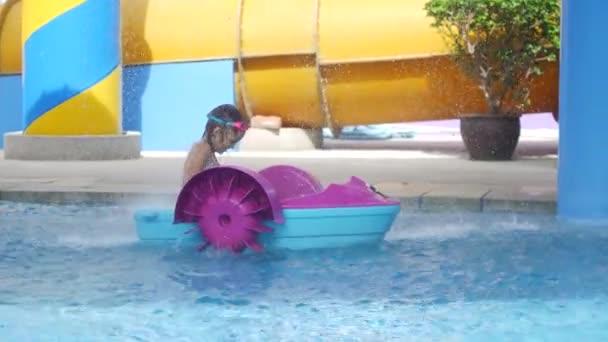 女の子はカタマランボートで泳ぐ週末はウォーターパークで — ストック動画