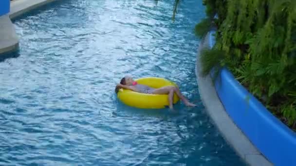Girl Yellow Inflatable Ring Water Park — 图库视频影像