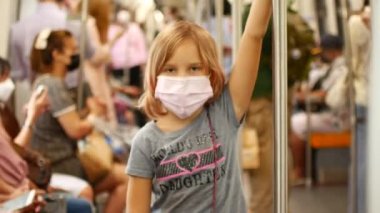 9 yaşında bir kız metroda maske takıyor..