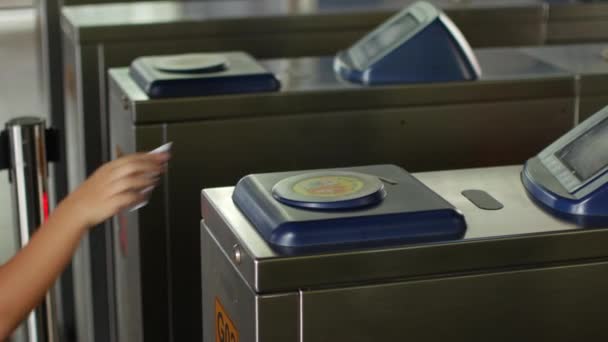 Årig Flicka Passerar Vändpunkten Tunnelbanan Med Hjälp Ett Elektroniskt Kort — Stockvideo