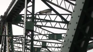 Nehrin üzerindeki demir köprü.