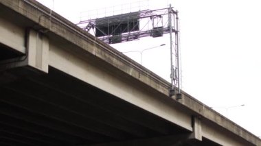 Nehir boyunca uzanan beton bir yol köprüsünün parçası.