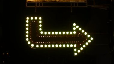 Sokaktaki ampullerin işaret oku.