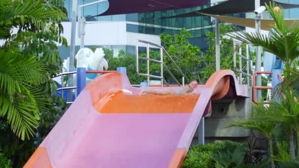Slide Water Park Girl Has Fun Pool — Stock Video