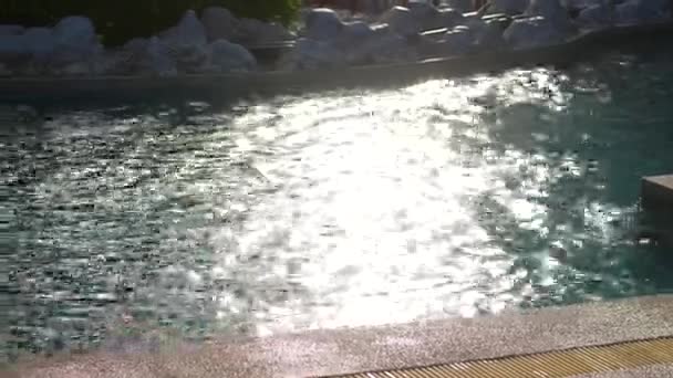 Havuzdaki Suda Güneş Parlıyor — Stok video