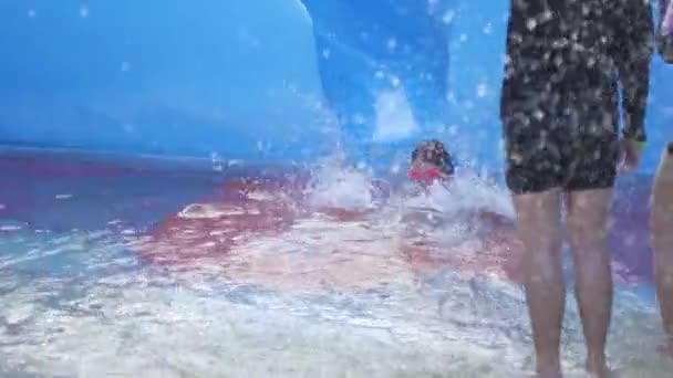 Slide Water Park Girl Has Fun Pool — Stock Video