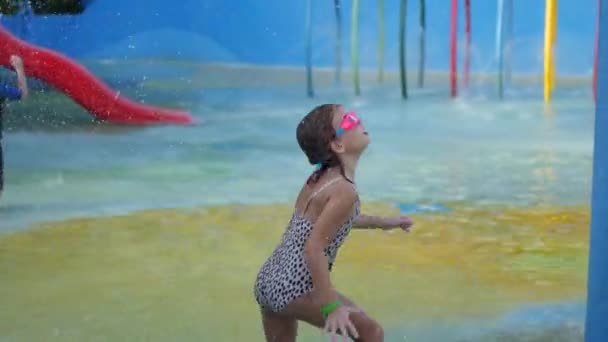 Mädchen Vergnügen Sich Wasserpark Unter Wasserstrahlen Kinderbereich — Stockvideo