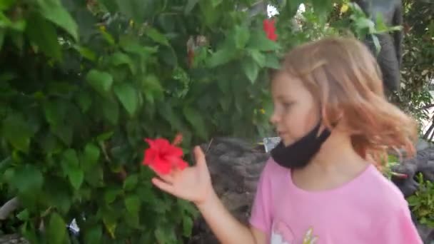 Dziewczyna Patrząca Czerwony Kwiat Kwietniku — Wideo stockowe