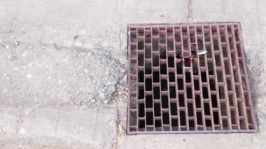 Yoldaki yağmur suyu drenaj şebekesi.