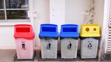 Farklı çöp türleri için konteynırlar, Asya 'da sıralama.