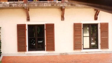 Evin duvarında tahta panjurlar olan pencereler..