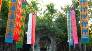 Yolun üzerinde renkli Çin bayrakları asılı..