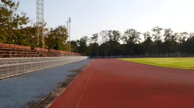 Kampüsteki spor stadyumu, akşam kenti.