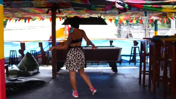 Νεαρή Γυναίκα Χορεύει Ένα Άδειο Υπαίθριο Μπαρ — Αρχείο Βίντεο