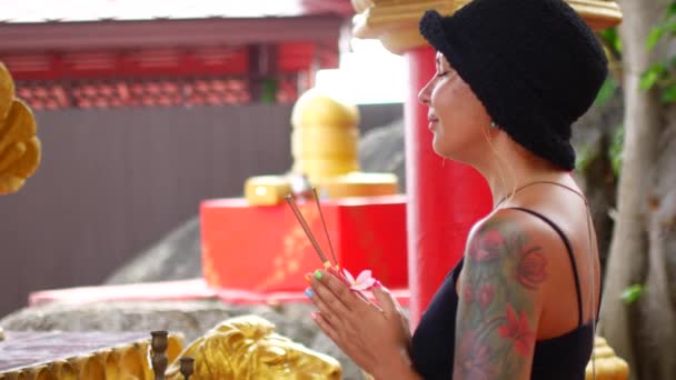 Νεαρή Γυναίκα Προσεύχεται Ένα Βουδιστικό Ναό Στην Ταϊλάνδη — Αρχείο Βίντεο
