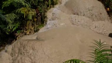 Chiang Mai, Tayland 'da Bua Tong Yapışkan Şelalesi manzarası. Yüksek Açı