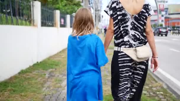 Anne Kızı Şehirde Dolanıyorlar Arkadan Bakıyorlar — Stok video