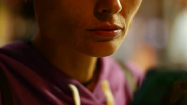 Kısa saçlı, soya fasulyesi yiyen bir kadın, akşam lambası..