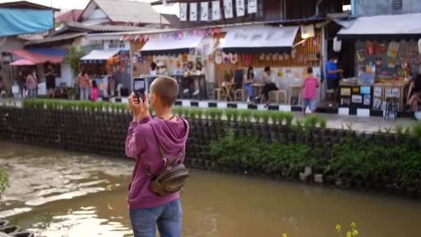 Молодая Женщина Фотографирует Реку Городе — стоковое видео