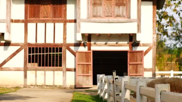 Budynek Nowoczesnego Gospodarstwa Drewnianą Bramą — Wideo stockowe