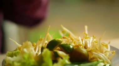 Tabakta salata, soya filizleri..