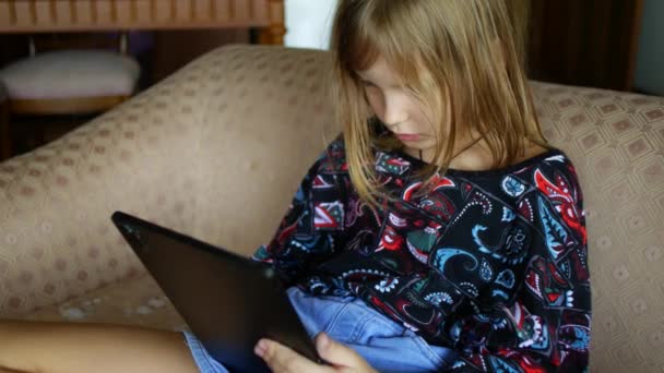 Дівчина Вчиться Школі Дому Онлайн Навчання Планшеті — стокове відео