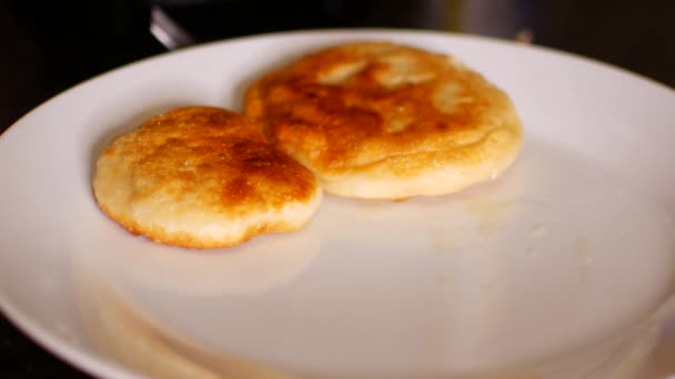 盘子里的自制油炸馅饼 — 图库视频影像
