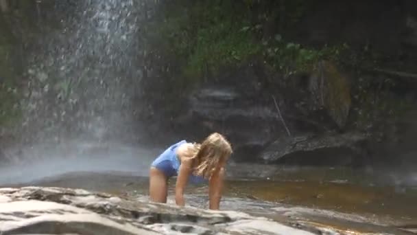 Menina Está Andando Cachoeira Relaxe Desfrute Vida Natureza — Vídeo de Stock