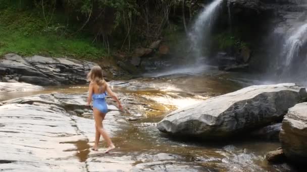 Дівчина Йде Водоспад Розслабтеся Насолоджуйтеся Життям Природі — стокове відео